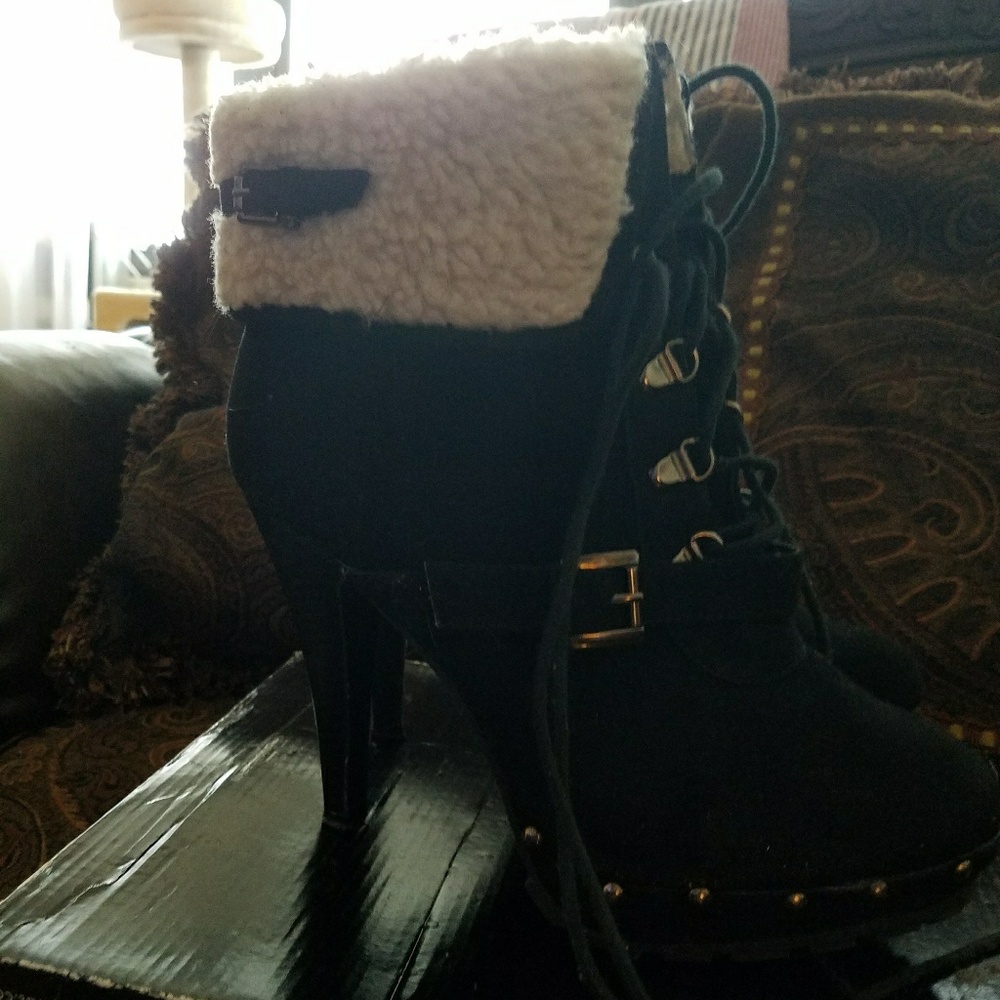 Ankle boots high heeled.